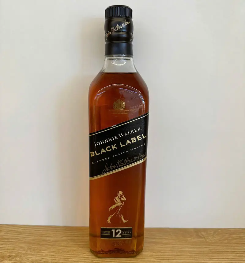 Rượu (Whisky) hiệu:JW BLACK LABEL 700ml,nồng độ cồn: 40% , 12 chai/thùng ( Hàng mới 100%).